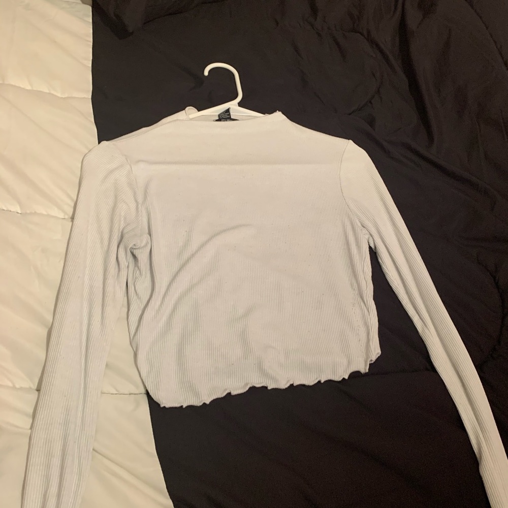 Cropped white lettuce ripped turtle neck